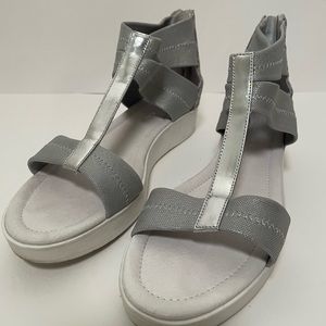 Donald Pliner Voni strappy comfort casual sandal in silver. Size 7.5.